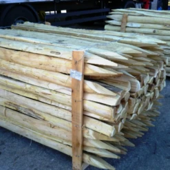 Piquets Acacia Refendus Avec Chanfrein En Tête - écorcés Et Pointés